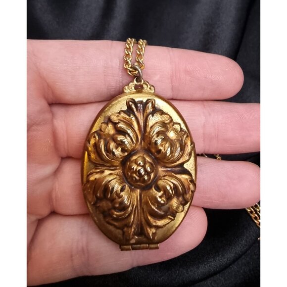 Vintage 1930s-1940s Gold-Tone Floral Oval Locket Necklace With Chain - Picture 5 of 7
